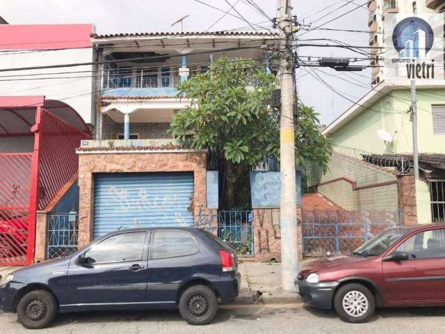 Um imóvel que precisa do seu toque, uma pequena modernização e com certeza você terá um sobrado incrível. Rodeado de comercio, em uma rua calma o imóv