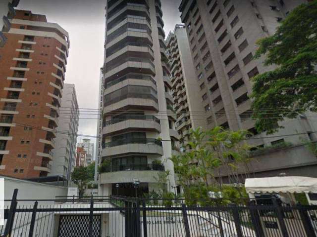 Apartamento com 210m², com um amplo living para 3 ambientes com lareira e varanda. 3 ótimas e aconchegantes suítes + quarto de Tv/ escritório e 3 vaga