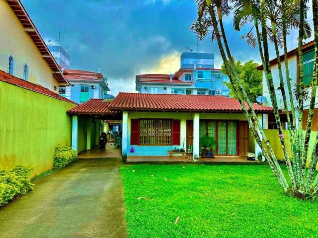 Casa com terreno amplo em Canasvieiras.