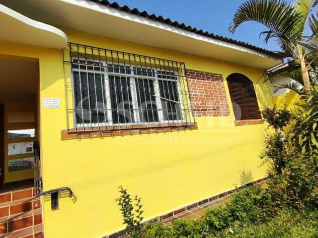 Casa Térrea no Campo Grande, 150m2, com 2 quartos, sala, cozinha com armários,  jardim,  2 vagas.