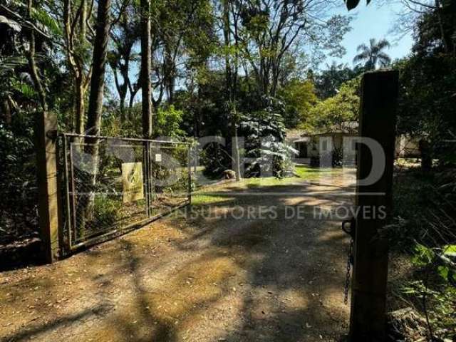 Vende-se essa linda área arborizada de 2.745m2 de terreno!