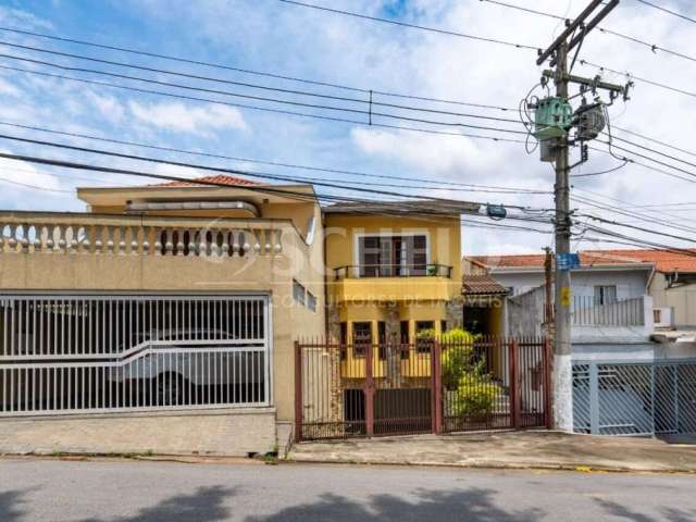 Casa á Venda na Lapa com 191m², 3 quartos sendo 1 suíte, 2 vagas.