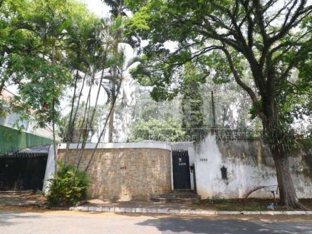 Casa á Venda no Alto da Boa Vista com 460m², 6 quartos sendo 2 suítes, 5 vagas.