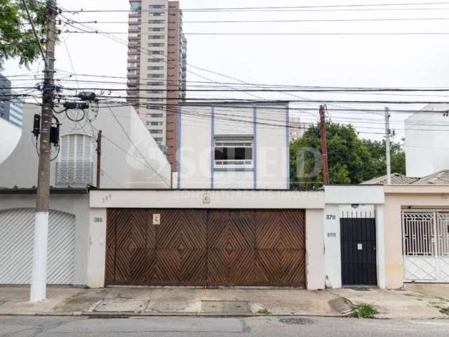 Casa á Venda no Campo Belo com 200m², 4 quartos sendo 1 suíte, 2 vagas.