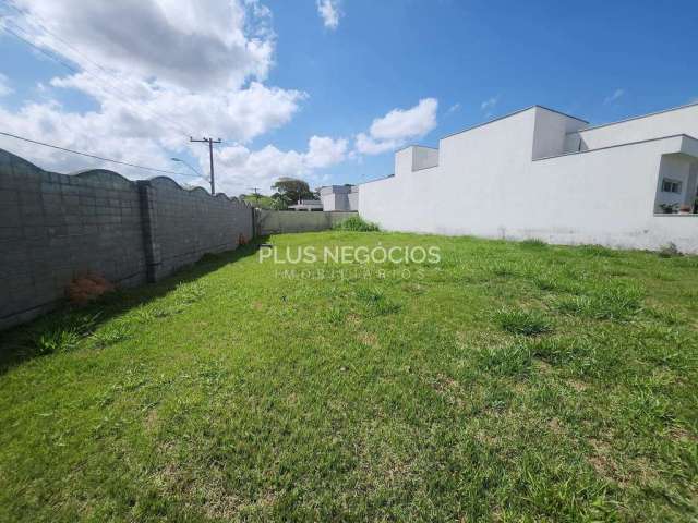 Terreno no Condomínio Villa Suíça, próximo a Prefeitura. Possui 470,85m² com Segurança e localizaçã