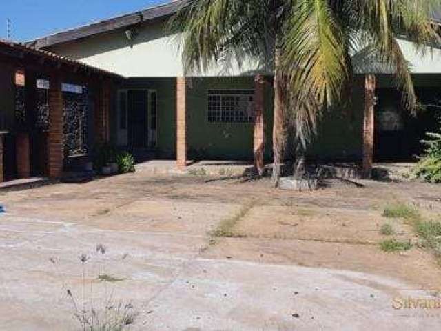 Casa à Venda com 03 quartos sendo 02 suítes. Localizado no Bairro Chácara dos Pinheiros em Cuiabá-M