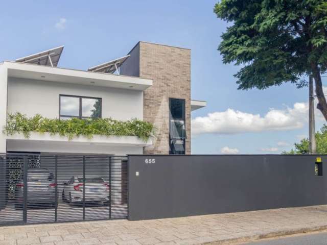 Excelente sobrado averbado e semimobiliado com 1 suíte mais 3 quartos à venda no bairro Floresta em Joinville - SC por R$ 1.500.000,00.