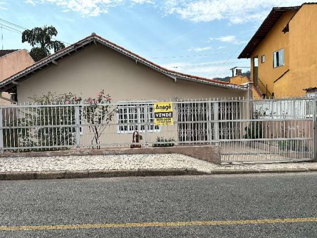 Ótima casa averbada em alvenaria com 3 quartos a venda no bairro Bom Retiro, Joinville SC