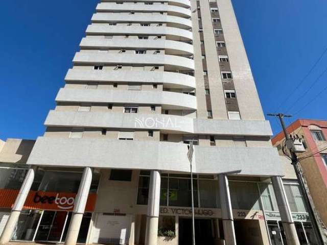 Apartamento andar alto, com 3 quartos sendo 1 suíte no Edifício Victor Hugo