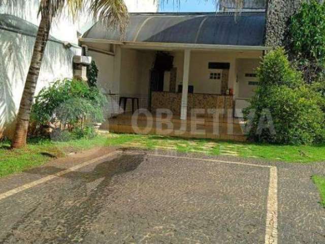 Excelente casa estilo sobrado no Bairro Daniel Fonseca em Uberlândia