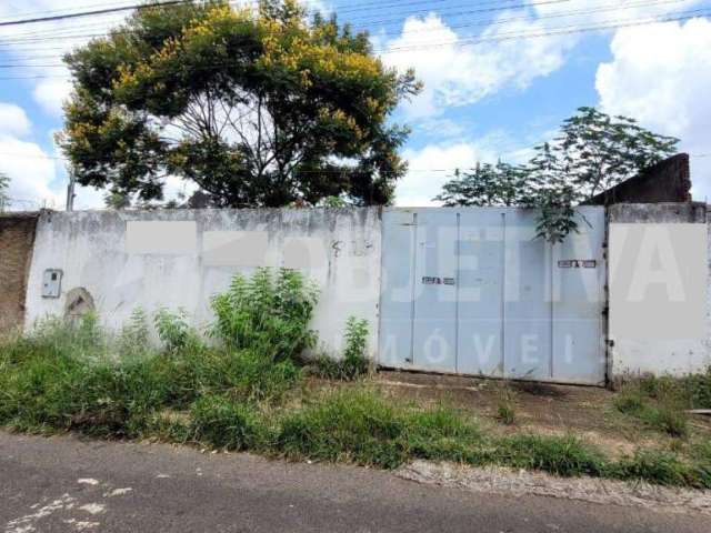 Terreno todo murado com portão no Bairro Carajás em Uberlândia