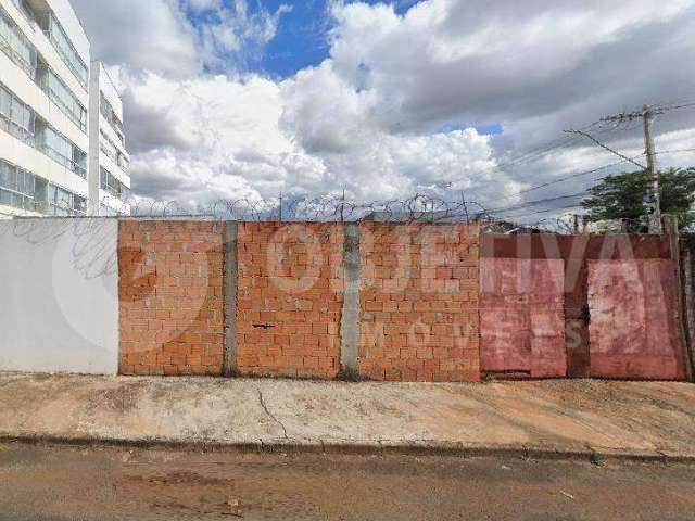 Terreno disponível para venda no bairro Santa Mônica em Uberlândia