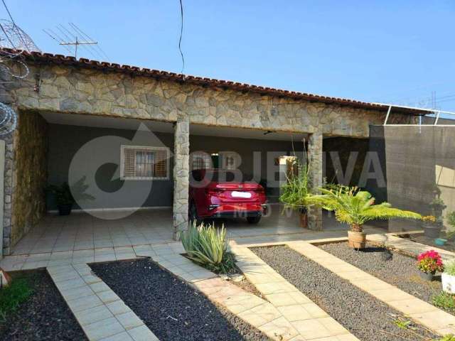 Casa em avenida disponível para venda no bairro Marta Helena em Uberlândia