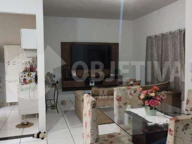 Casa estilo geminada disponível para venda no bairro Canaã em Uberlândia