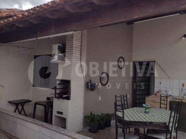 Casa à venda, 4 quartos, 2 suítes, 2 vagas, JARDIM PATRICIA - UBERLANDIA/MG