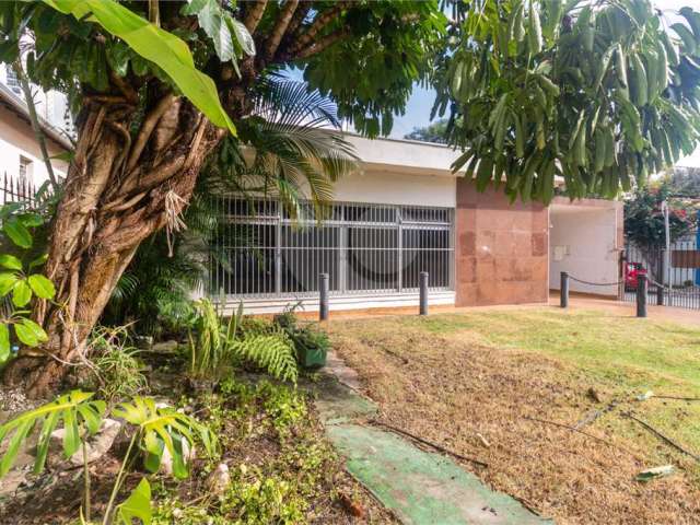 Casa térrea com 6 quartos à venda em Vila Romana - SP