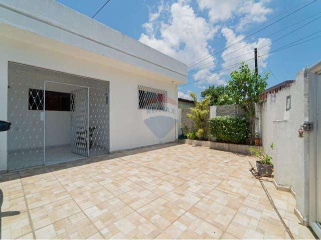 Casa térrea, bem ventilada, 4 quartos, 1 suíte, vaga coberta e quintal no bairro da Torre. Ótimo preço! Documentação regularizada.