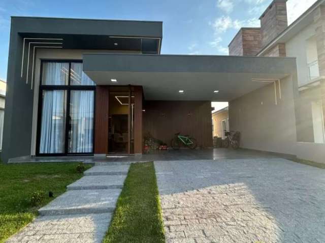 Excelente Casa Térrea de Alto Padrão Construtivo, Finamente Mobiliada, Condomínio Marítimo