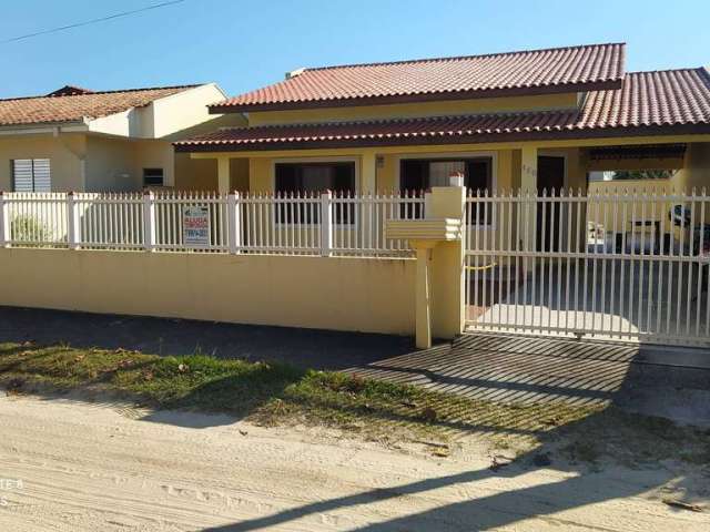 Casa com piscina e próxima do mar, a venda no balneário cambiju/itapoá sc