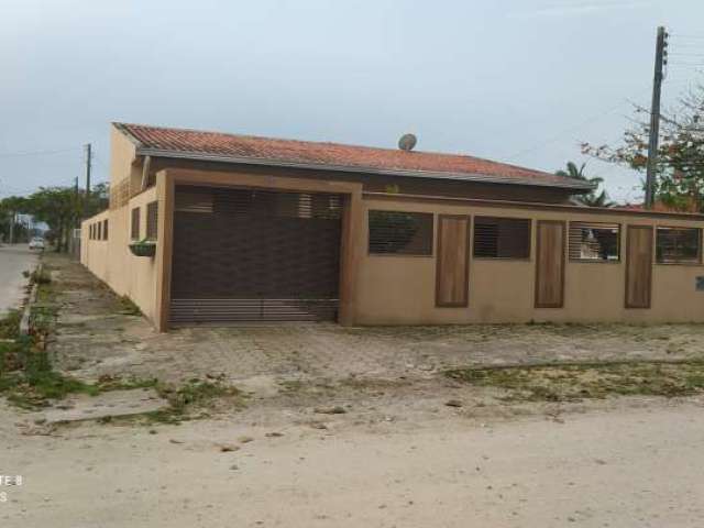 Magnífica casa com piscina e próxima ao mar,a venda no baln.brasília/itapoá