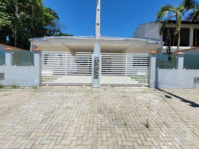 Ótima casa geminada com 03 dormitórios, a venda no baln.cambiju/itapoá-sc