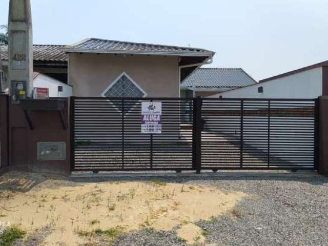 Casa com piscina para locação pôr diária, no balneário mariluz/ itapoá-sc