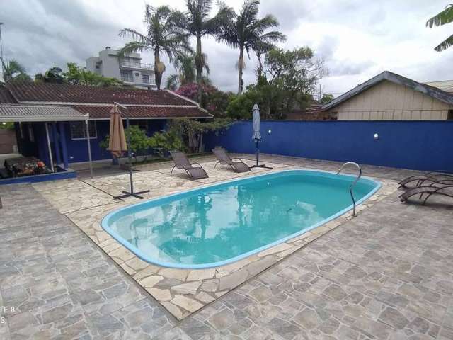 Ótima casa com piscina e próxima do mar para locação pôr diária, em itapoá