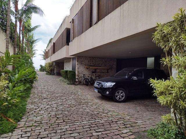 casa com 5 suites e piscina na praia da Baleia em condominio pé na areia