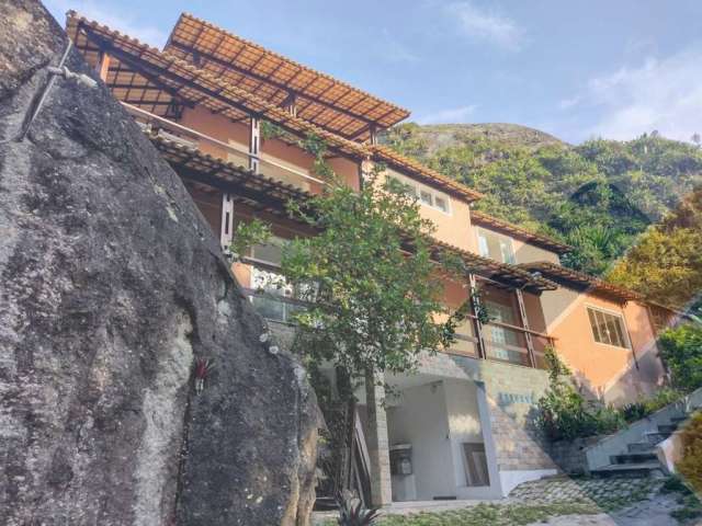 Casa à venda em Itacoatiara, quatro suítes.