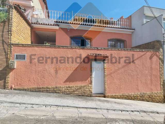 Casa à venda no Fonseca, dentro de condomínio com quatro dormitórios.