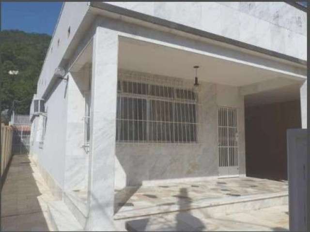 Casa à venda em São Francisco, dentro de Vila com piscina e churrasqueira.