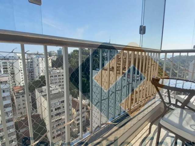 Apartamento à venda no Ingá, com vista parcial do mar.