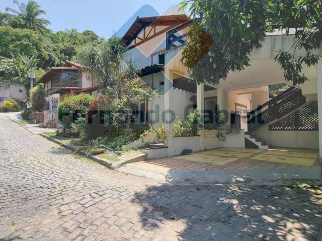 Casa de Alto Padrão em Condomínio de Santa Rosa - 3 quartos, 1 suíte, 210m² - Niterói-RJ - Oportunidade Única!