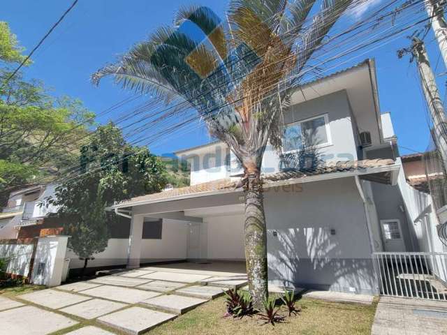 Casa em Condomínio de Luxo em Charitas, Niterói-RJ: 3 Quartos, 1 Suíte, 1 Sala, 3 Banheiros, 2 Vagas. Venda ou Locação!