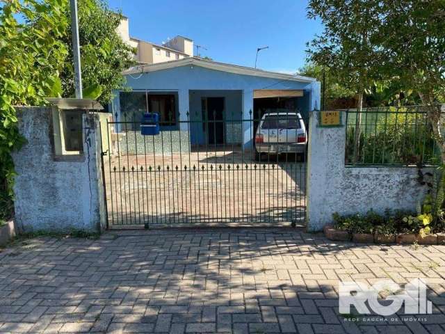 Casa para venda em Porto Alegre/RS | O imóvel conta com 2 dormitórios, sala de estar, cozinha integrada, 2 banheiros, garagem fechada para 2 automóveis, varanda e pátio na frente com espaço para mais 