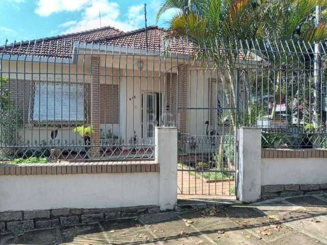 Excelente e ampla casa de esquina, sólida construção,  com três dormitórios, suíte, banho social, living, escritório, sala de jantar, cozinha, área de serviço, churrasqueira, todo em piso parquet.&lt;