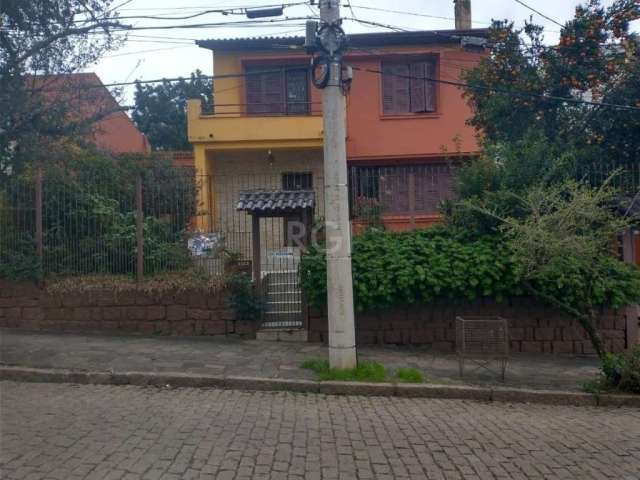 Casa/Sobrado com 03 dormitórios no bairro Teresópolis - Porto Alegre&lt;BR&gt;Ampla casa com 248m² 03 dormitórios,na parte superior sendo 01 suíte, banheiro social, sacada, sala,  sala de estar com la