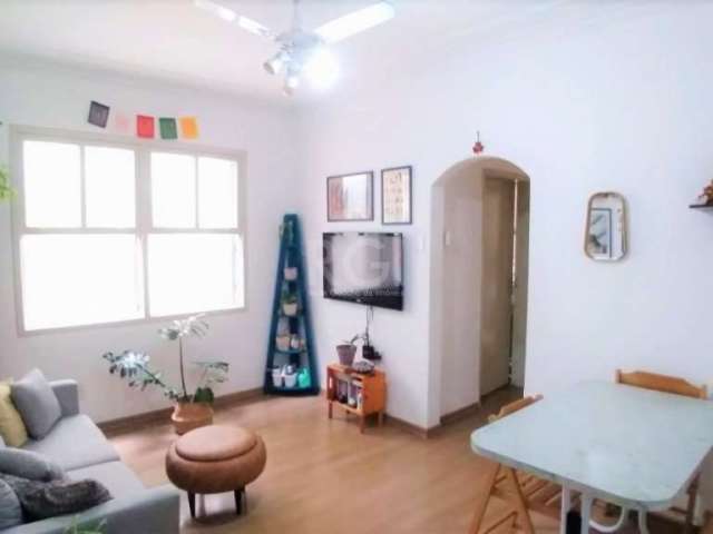 Ótimo apartamento térreo semi mobiliado, com 02 dormitórios, banheiro social, living, cozinha com armários e área de serviço separada. Possui 02 áreas externas, sendo uma delas com acesso para um dorm