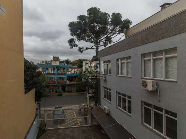 Sala comercial medindo 133,25 , localização previlegiada , proxima ao comercio local . Sala bem distribuida ,  propria para escola, hoje est dividida em varios escritórios.