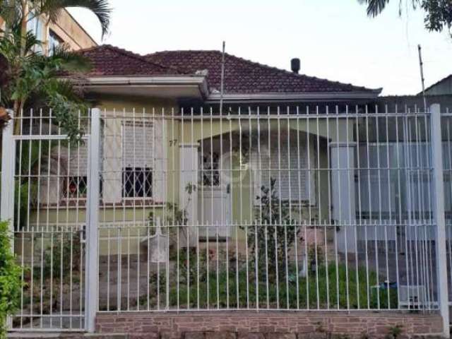 Excelente casa térrea de 3 dormitórios, 1 suíte, 3 banheiros, totalmente reformada, salão de festas com churrasqueira e fogão campeiro, 2 salas, lareira, estacionamento para 4 carros, localização priv