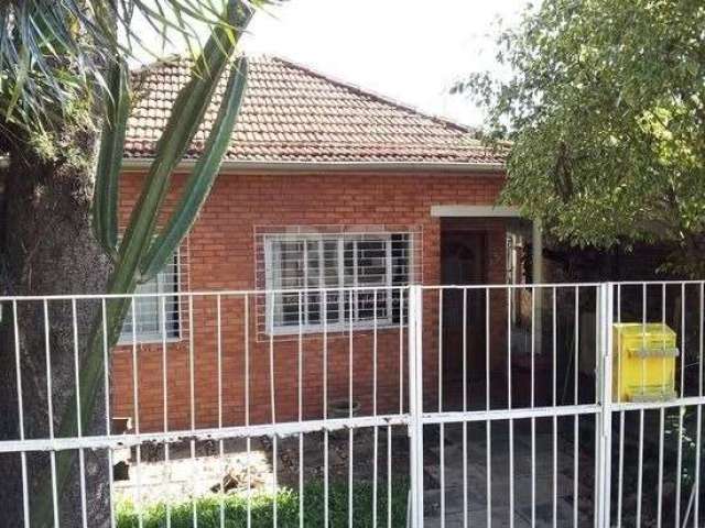 Casa com 3 dormitórios sendo 1 suíte, 3 banheiros, sala, cozinha e área de serviço. Jardim e vaga coberta para dois carros,  Possui uma Edícula com 1 sala e banheiro. Rua tranquila e arborizada, ônibu