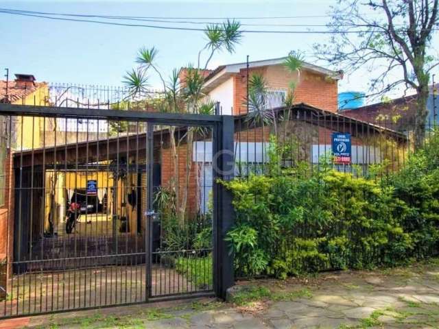 Casa com 3 dormitórios sendo 2 suítes, living para 2 ambientes, ampla cozinha/copa com churrasqueira (podendo também ser utilizada como salão de festas). O 2º andar conta com espaçoso jardim de invern