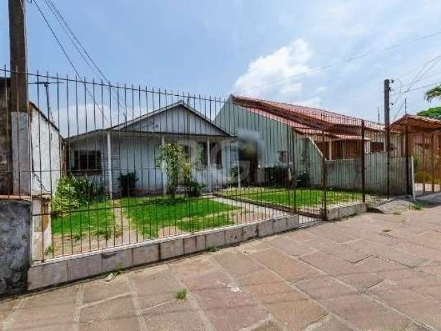 Casa com 4 dormitórios, sala, cozinha, garagem para até 2 carros, portões eletrônicos na parte externa, área de serviço e lavanderia, pátio na frente e nos fundos. Possuindo ótima iluminação nos cômod