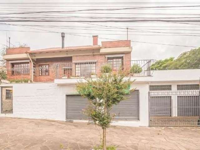 Oportunidade de negócio casa residencial e mais 2 lojas comerciais( uma já está locada) Casa semi mobiliada com 220m² de área privativa com ótimo padrão construtivo, escadas, portas e janelas em madei