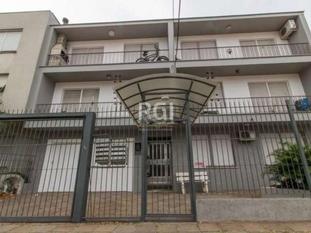 Apartamento de 2 dormitórios de frente com sacada em um dos quartos, sala, cozinha espaçosa, dependência completa, banheiro social, todo reformado inclusive elétrica e hidráulica, ventilado e iluminad