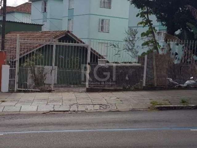 Casa na Av.Cavalhada com potencial para comércio, 4 dormitórios, 2 banheiros, copa cozinha , garagem para 3 carros. Perto de transportes, escolas, bancos. Aceita dação!