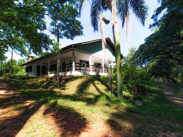 Lindo sitio com arvores frutíferas, na Av. Gedeon Leite, contendo linda casa principal semi-mobiliada com ampla sala de estar com lareira, cozinha com churrasqueira, banheiro social, 2 dormitorios com