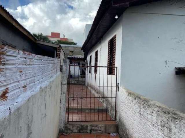 EXCELENTE OPORTUNUDADE DE NEGÓCIO, para locar ou morar com a família.&lt;BR&gt;Terreno de 6,60 x 35,20 m²  com 03 casas. &lt;BR&gt;Casa 01 dormitórios, com banheiro social, sala de estar, cozinha, áre