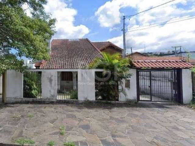 Casa diferenciada com grades e portão automático para a garagem, 2 pavimentos, no térreo, ampla sala com colunas, cozinha, lavanderia, sala com lareira, acesso a garagem, 1 dormitório e banheiro. Para