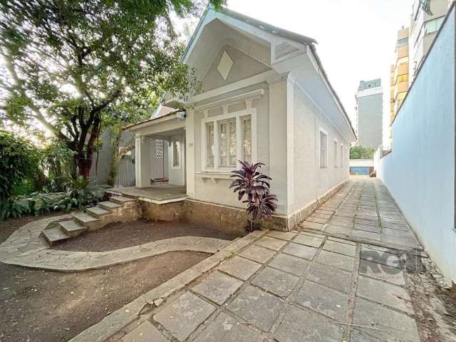 Casa com aproximadamente 187m², com 02 dormitórios, 2 salas amplas, cozinha, 02 lavabos e um banheiro. Pátio amplo com espaço para até 20 carros. Bem localizado na rua Felipe de Oliveira.&lt;BR&gt;Age